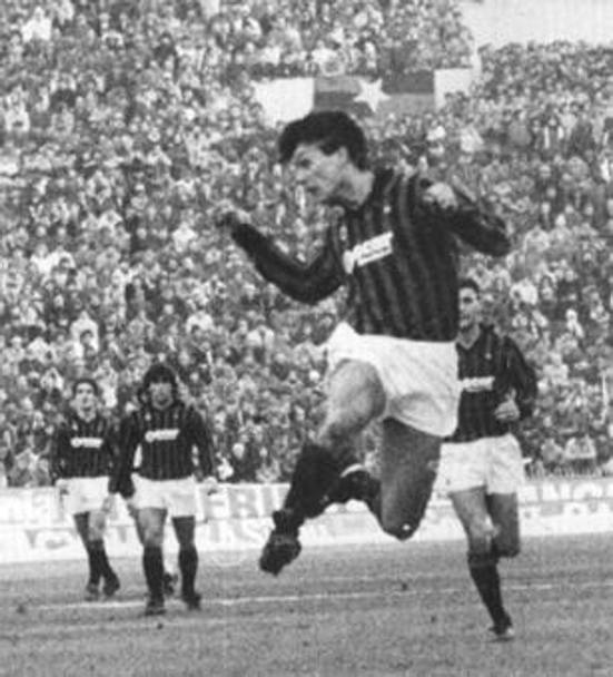 Paolo Maldini debutta in serie A il 20 gennaio 1985 a Udine: ha 16 anni e 208 giorni, è il più giovane esordiente con la maglia del Milan. Ap 